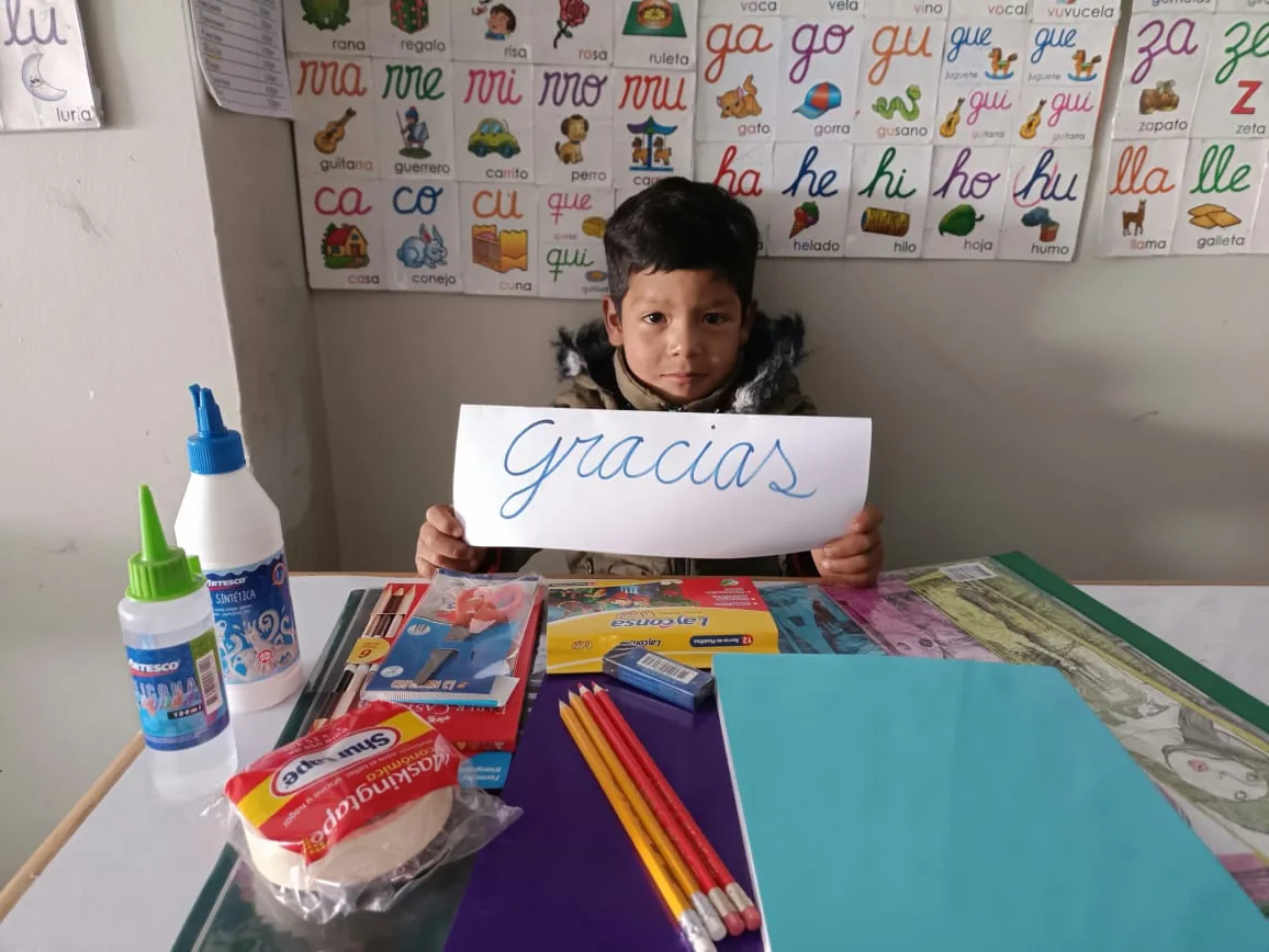 Material escolar para una niña en un proyecto de Fundación CiENViDAS