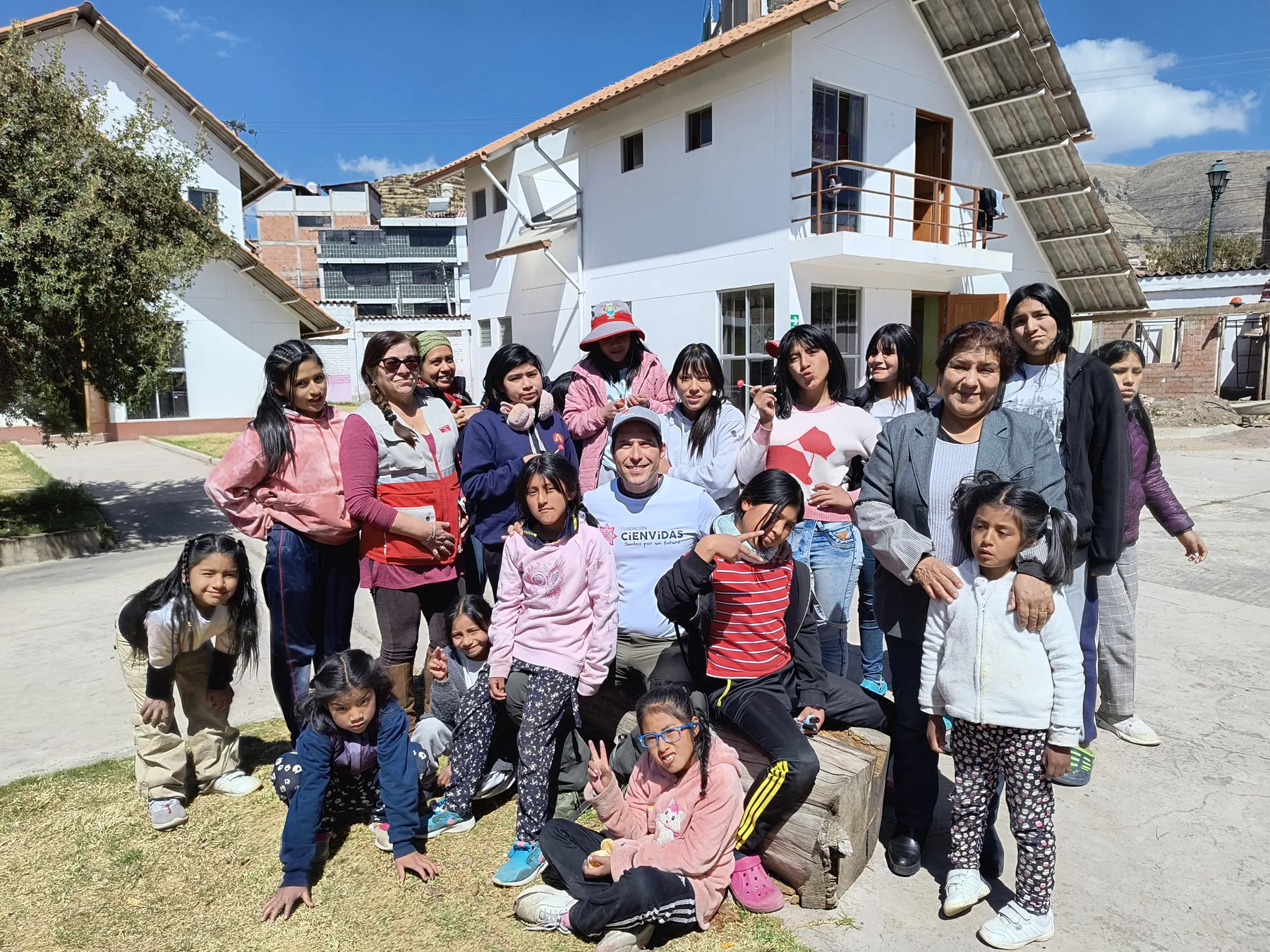 Niños y voluntarios en una escuela de Cusco, Perú