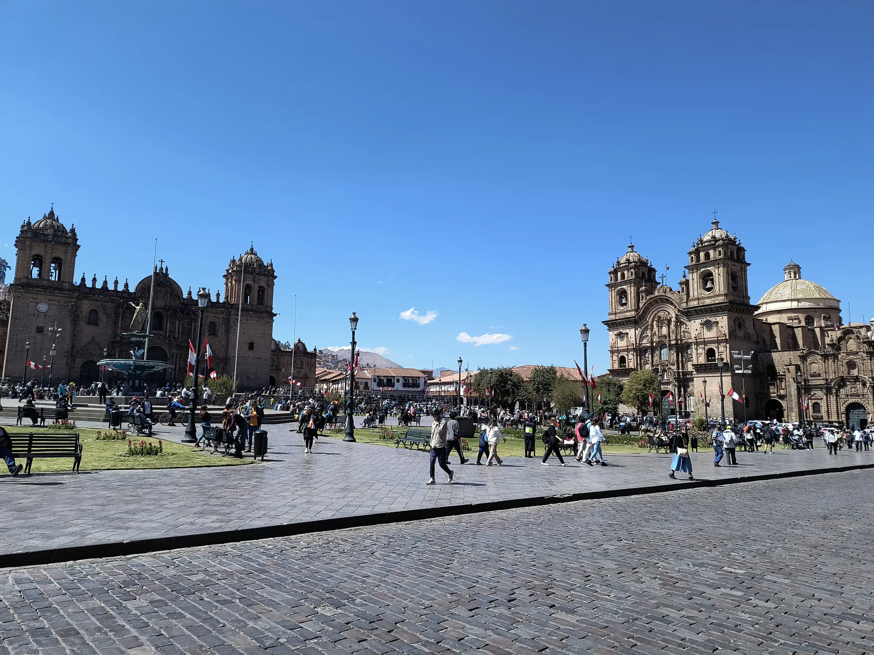 Plaza de Armas de Cusco durante un viaje de voluntariado internacional en Perú