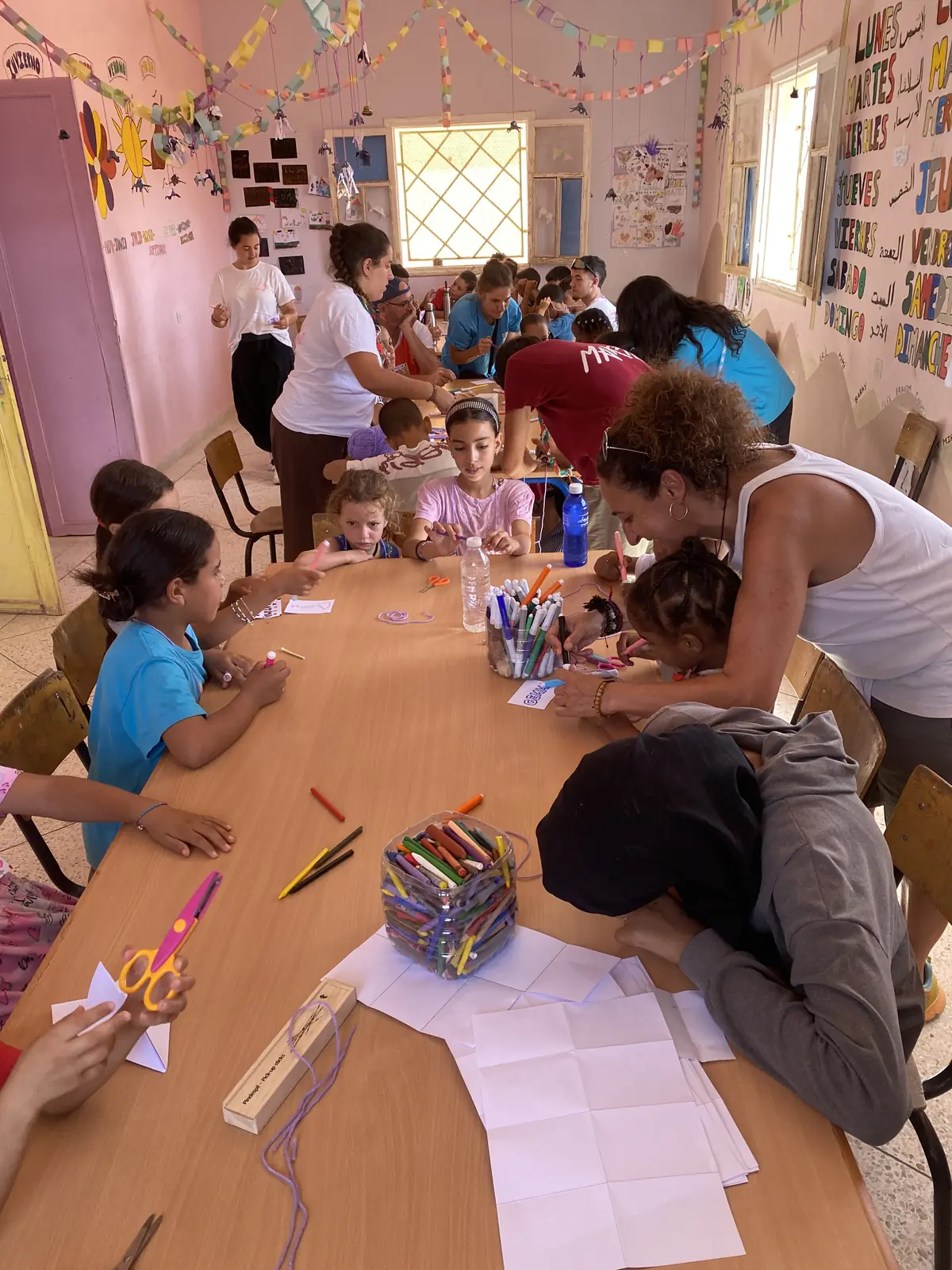 Voluntarios y niños durante un taller de creatividad y manualidades en Marruecos