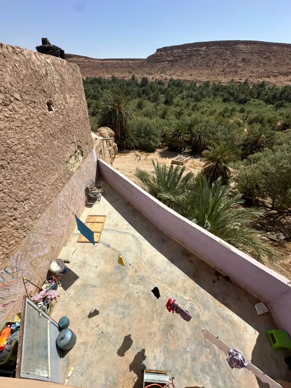 Terraza de la casa de voluntarios con vistas al palmeral de Kasr Tarda