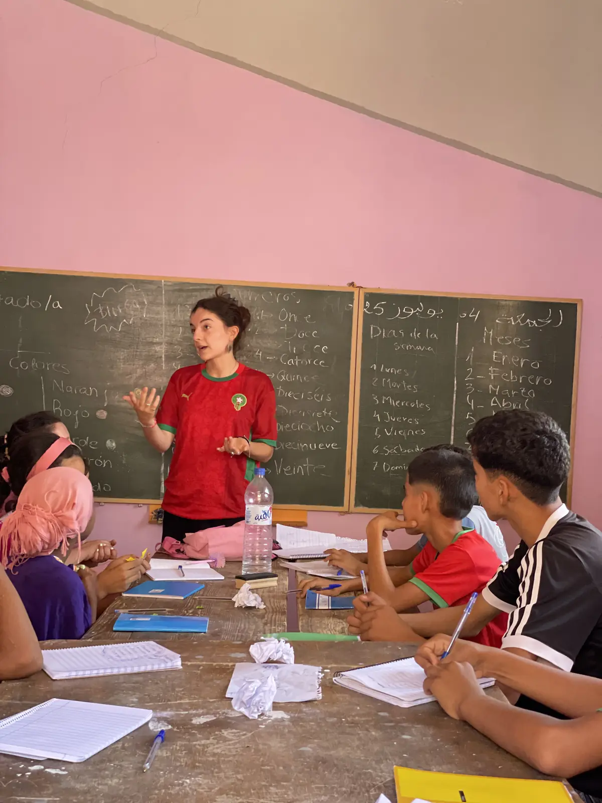 Voluntaria impartiendo un taller de lengua española a niños en Marruecos