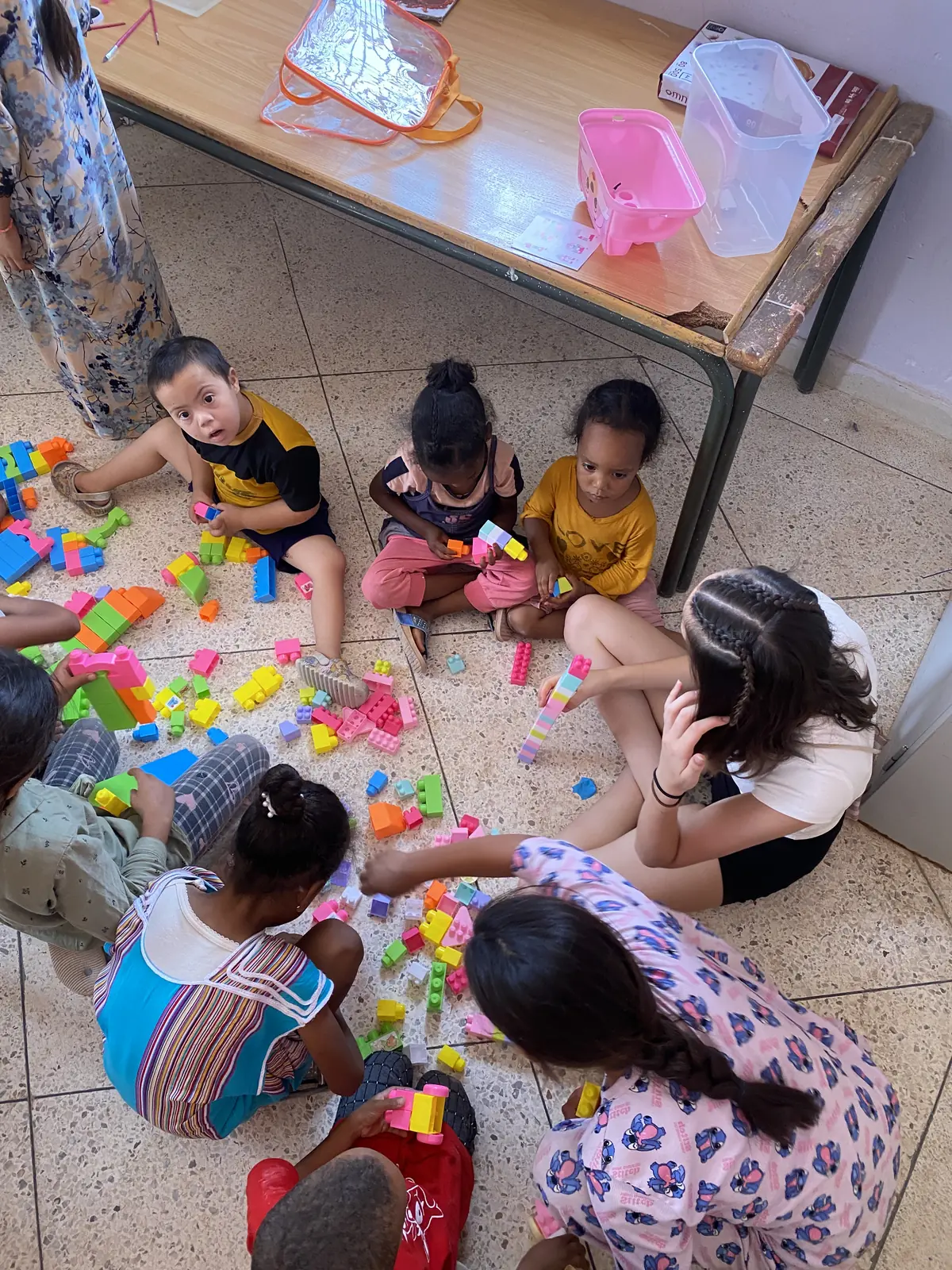 Voluntaria realizando una actividad educativa con bloques junto a niños en Marruecos