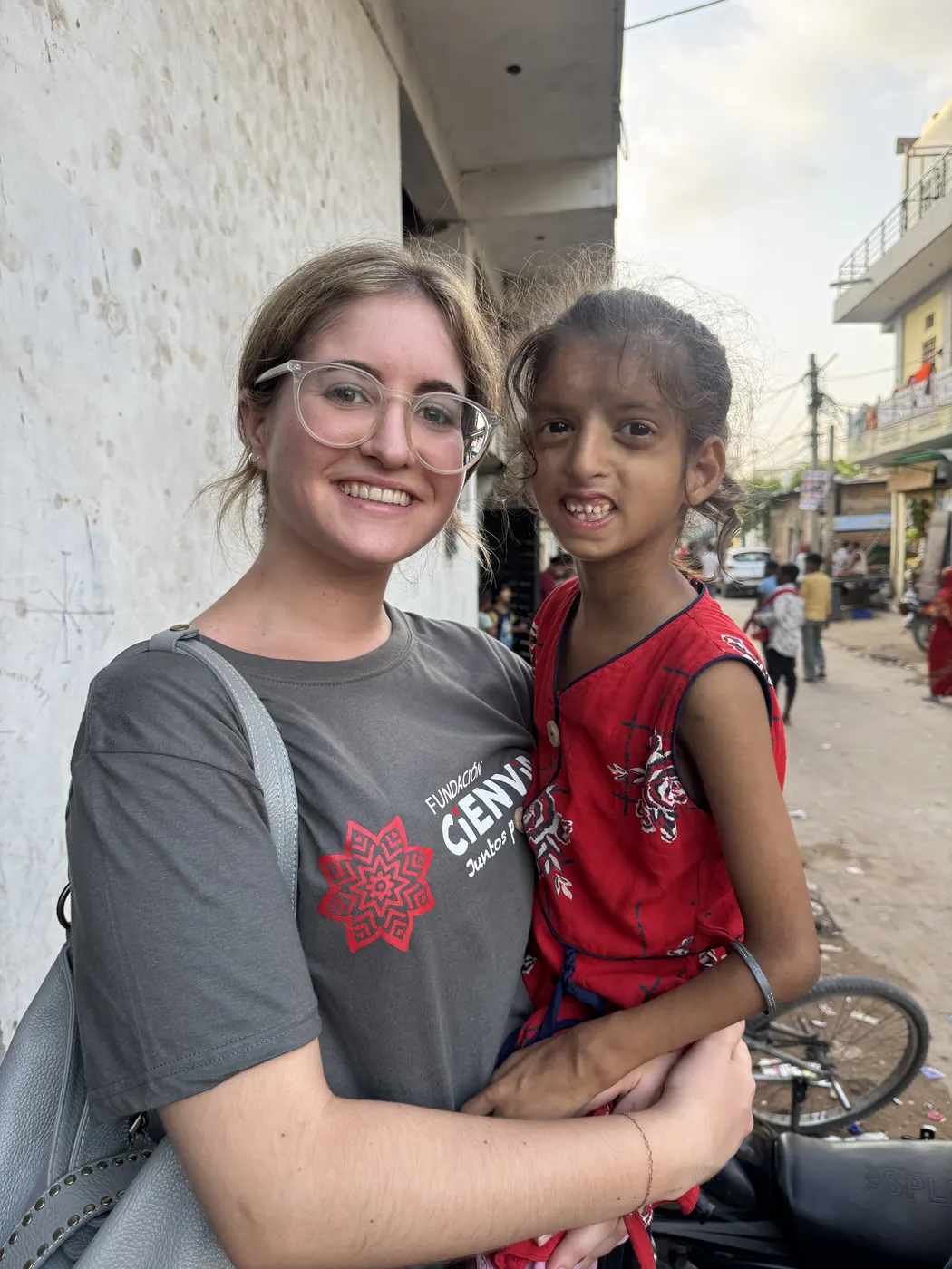 Young CiENViDAS volunteer with a girl in Jaipur, India