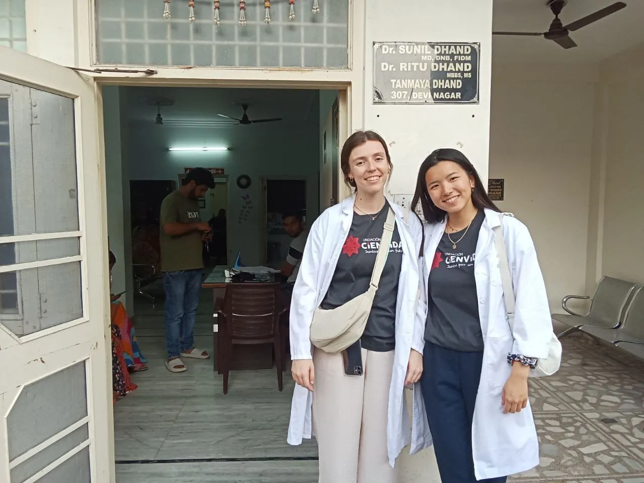 Voluntarias jóvenes colaborando en el proyecto de salud en Jaipur, India