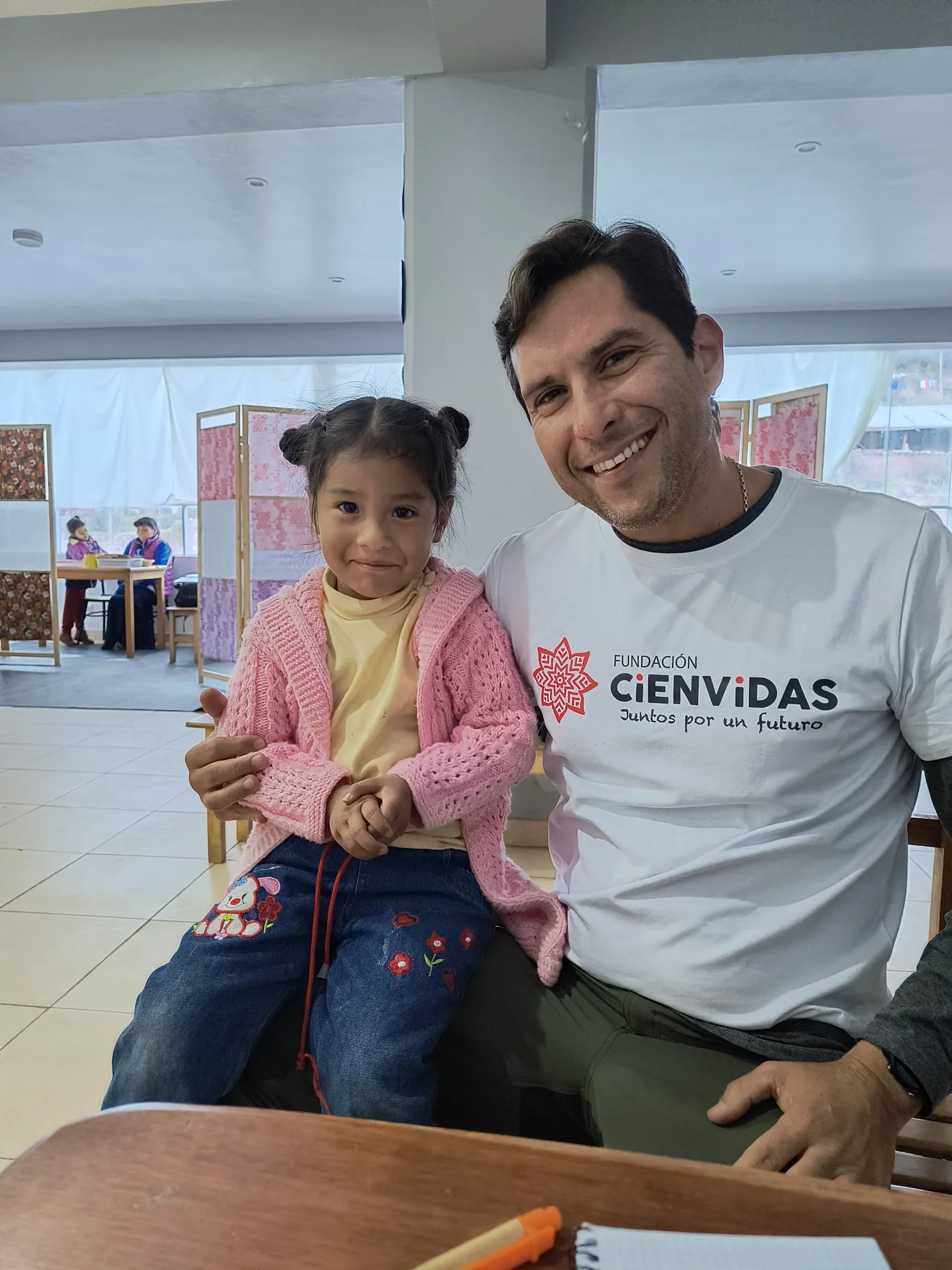 Voluntario apoyando a una niña en un proyecto educativo de Cusco, Perú