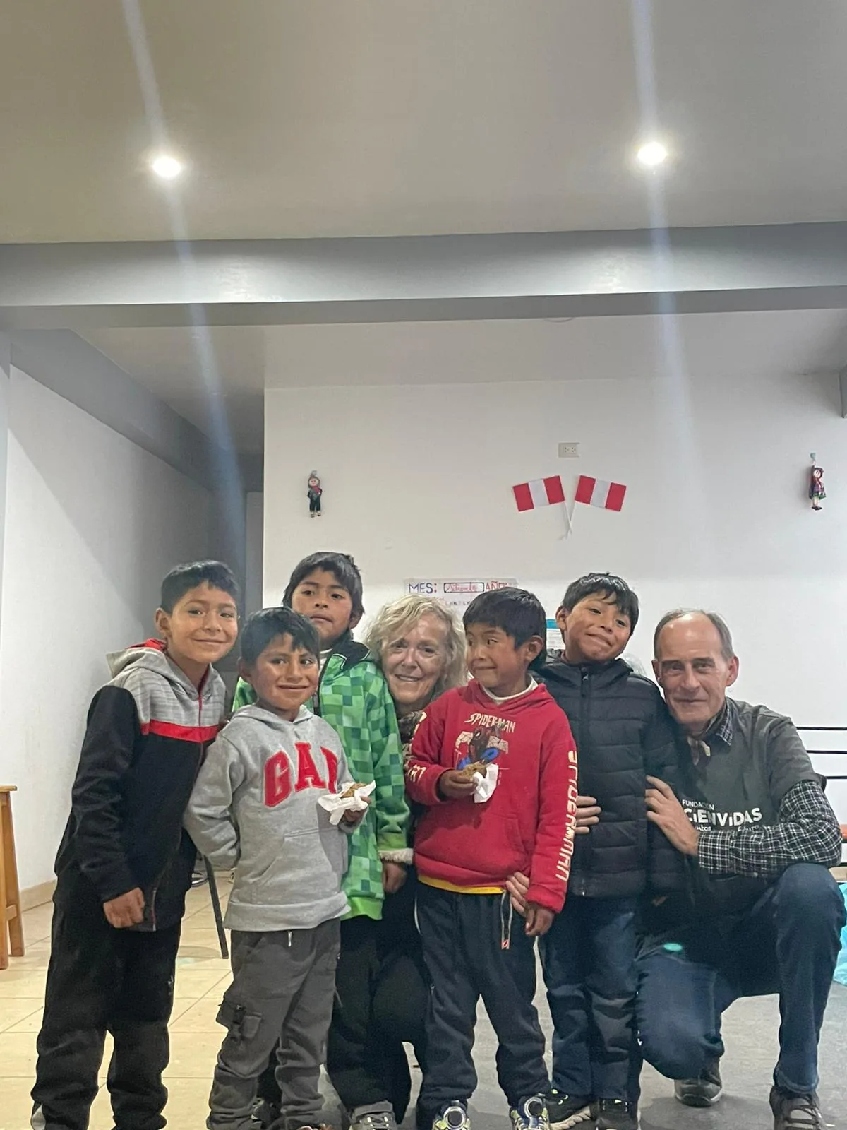 Voluntario internacional con niños en un aula de Cusco, Perú