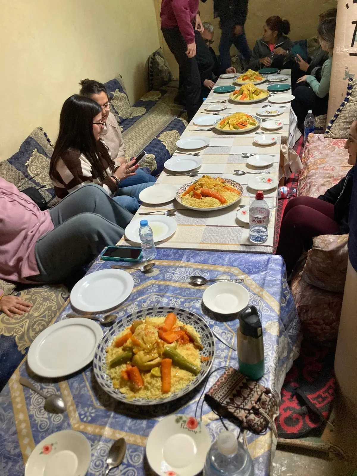 Voluntarios compartiendo una cena de cuscús tradicional marroquí