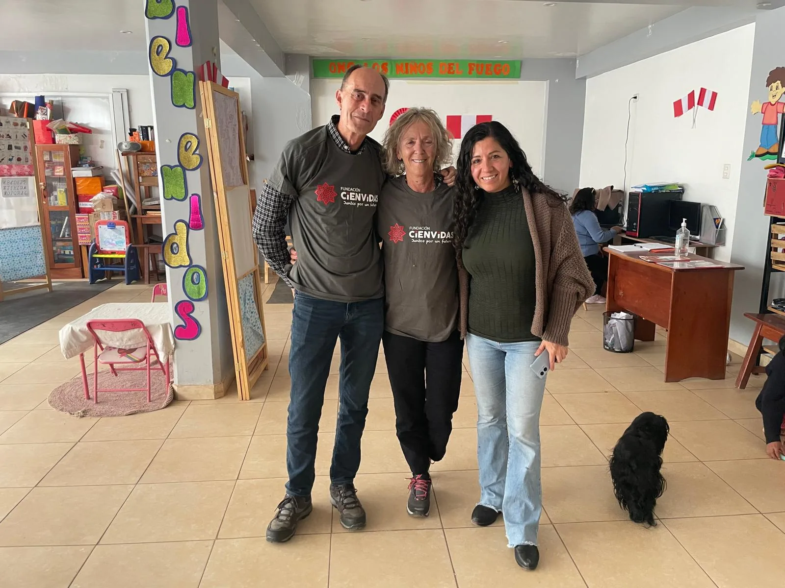 Voluntarios internacionales en un aula de Cusco, Perú