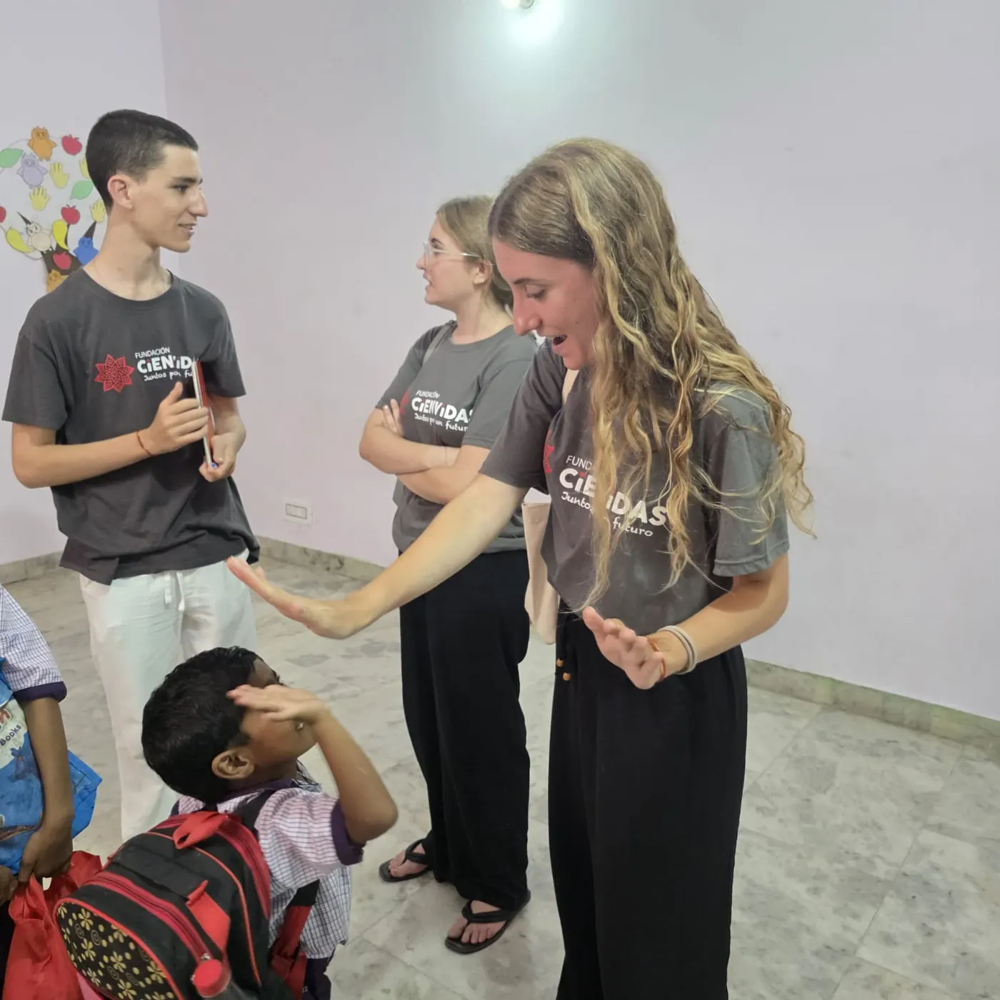 Young volunteers running a creative workshop with CiENViDAS children