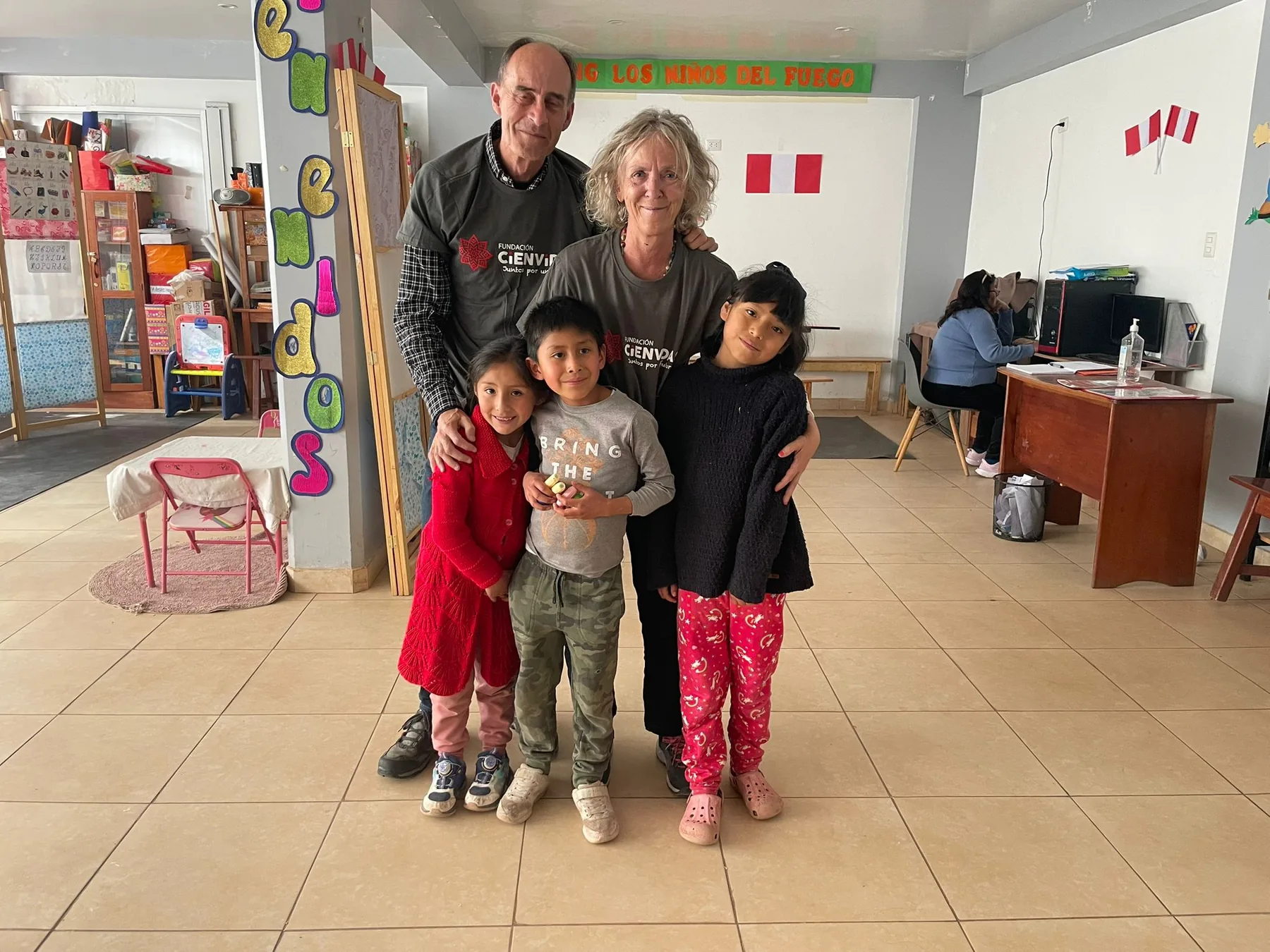 Volunteers and children in a Fundación CiENViDAS education project in Cusco