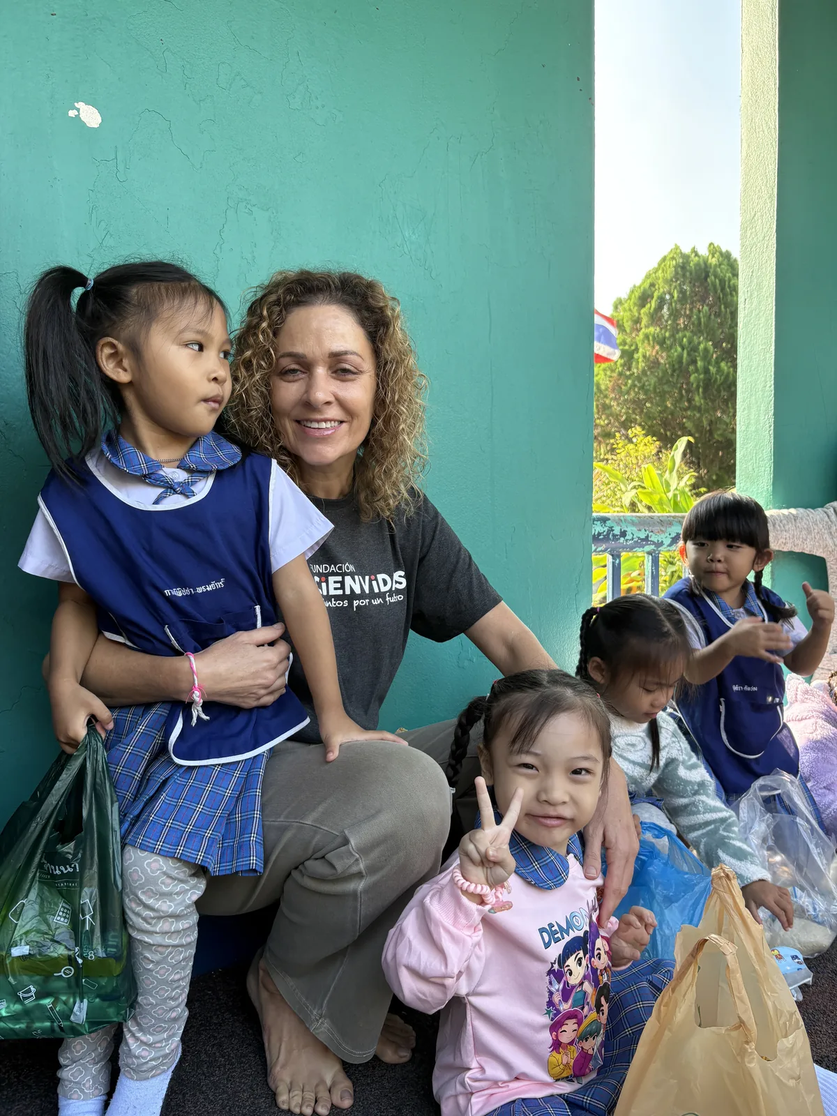 Voluntaria acompañando a niños en un centro infantil de Chiang Mai, Tailandia