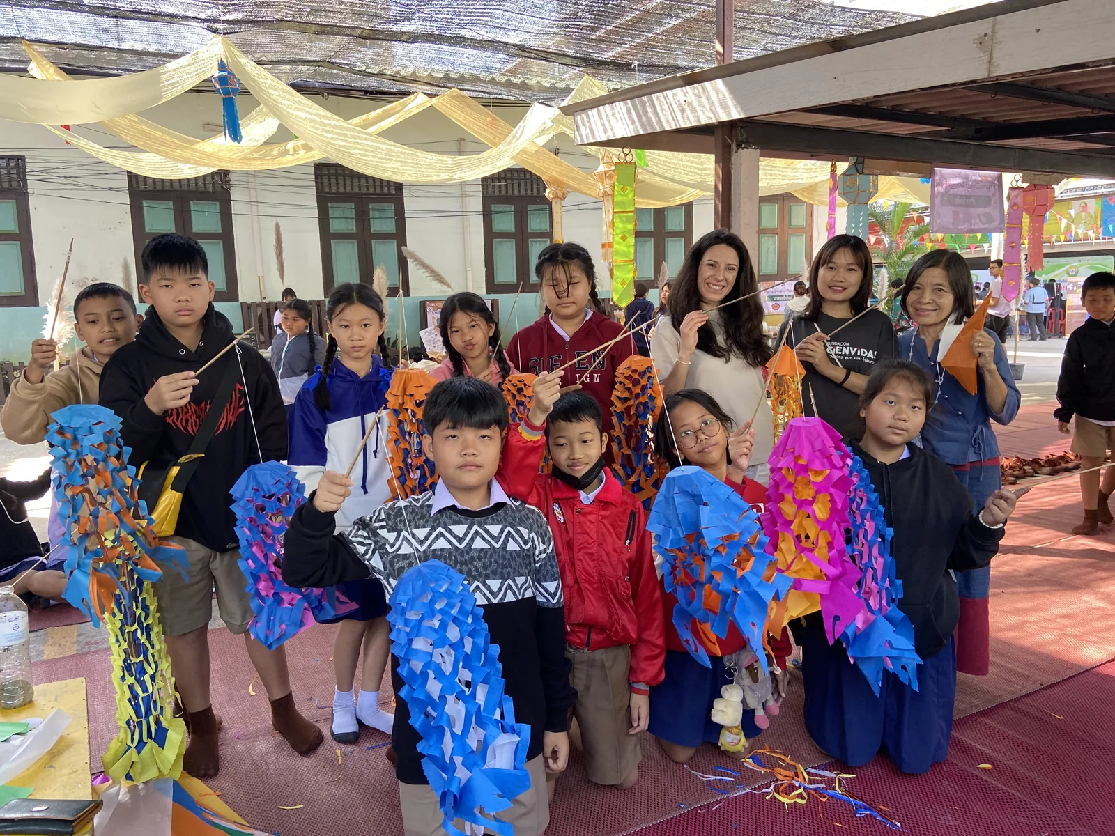 Voluntarias y niños durante una actividad de intercambio cultural en Chiang Mai