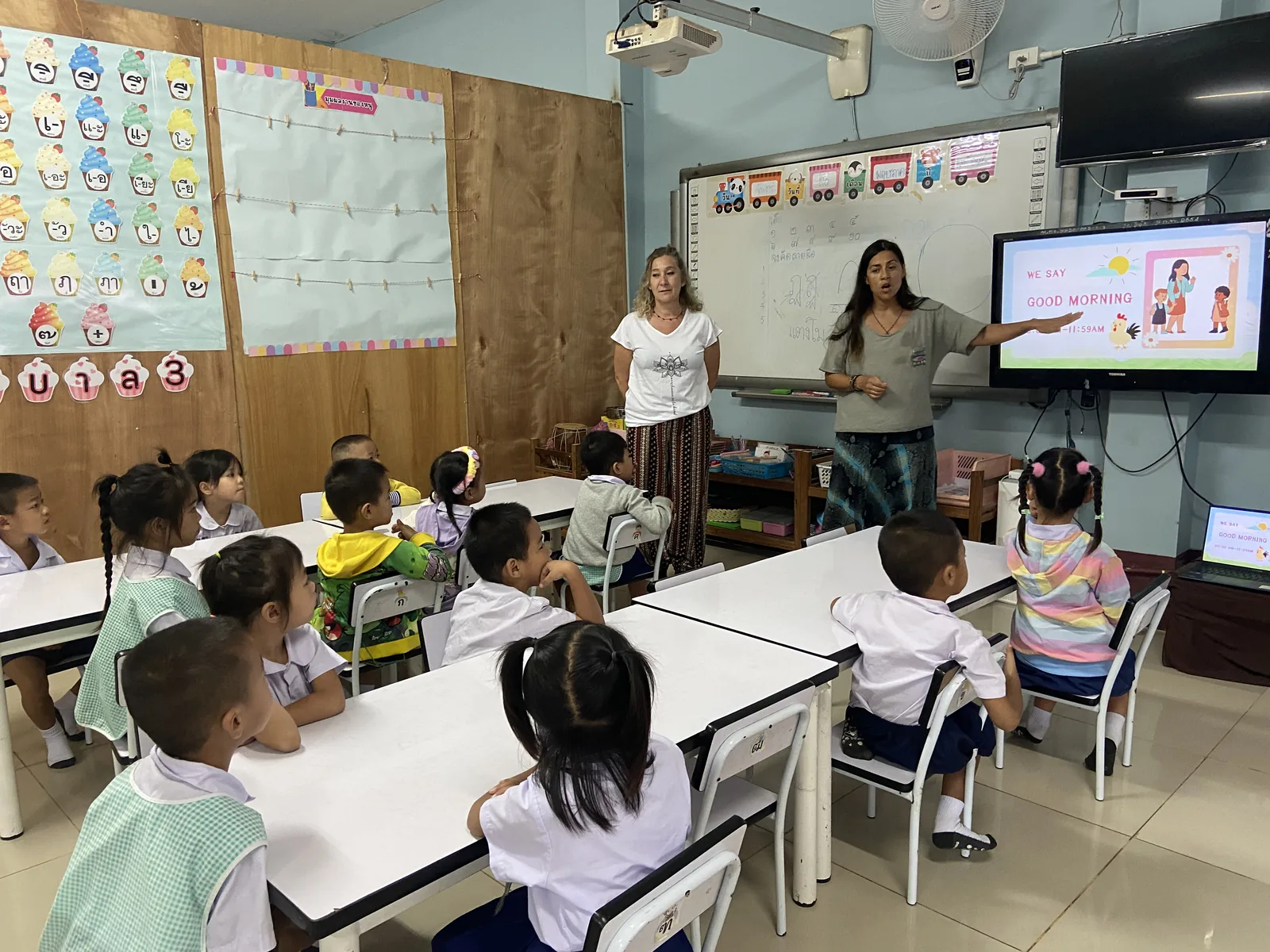 Clase con niños durante un programa de voluntariado educativo en Tailandia
