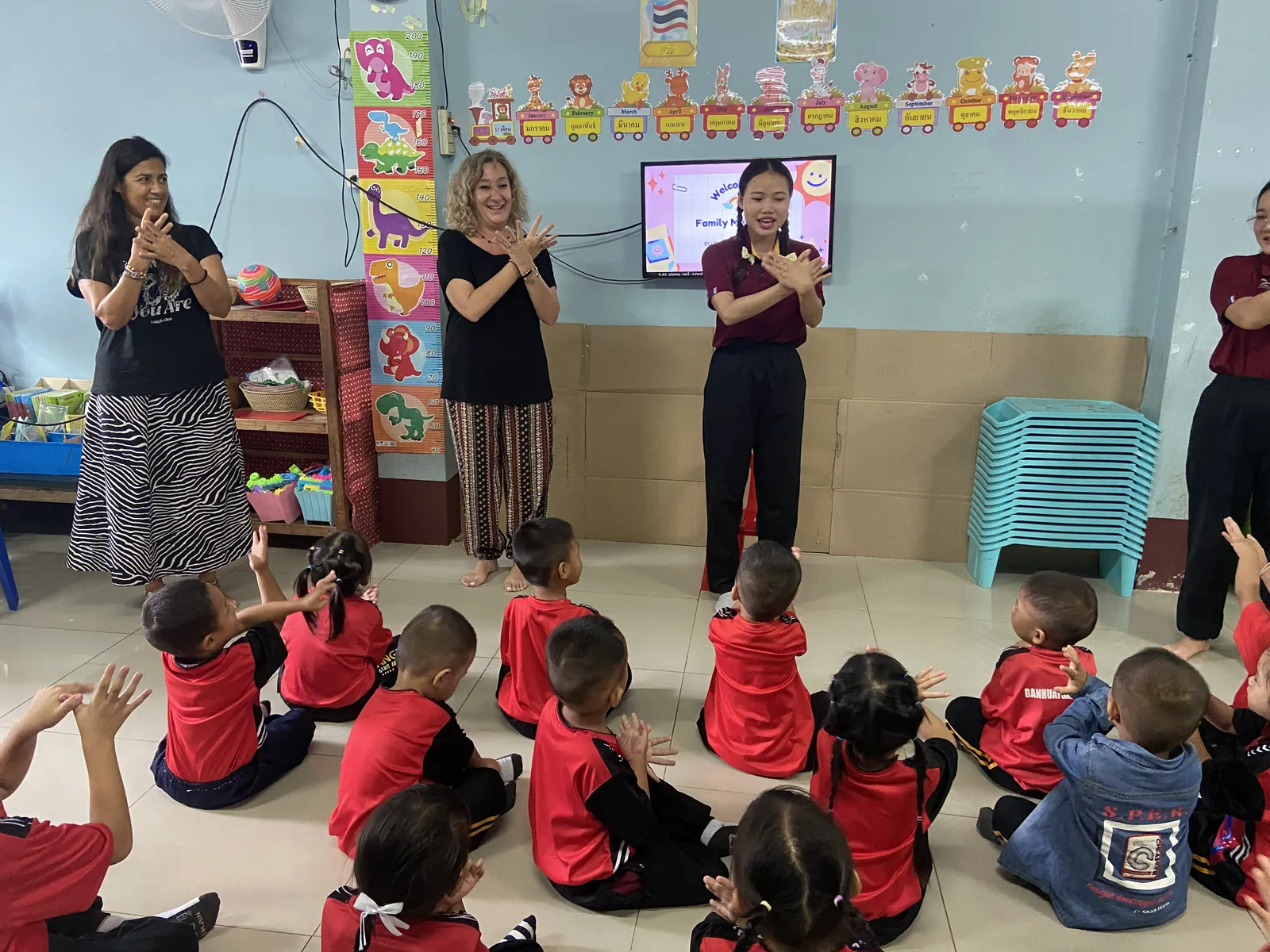 Voluntarias realizando una actividad educativa con niños en Chiang Mai, Tailandia