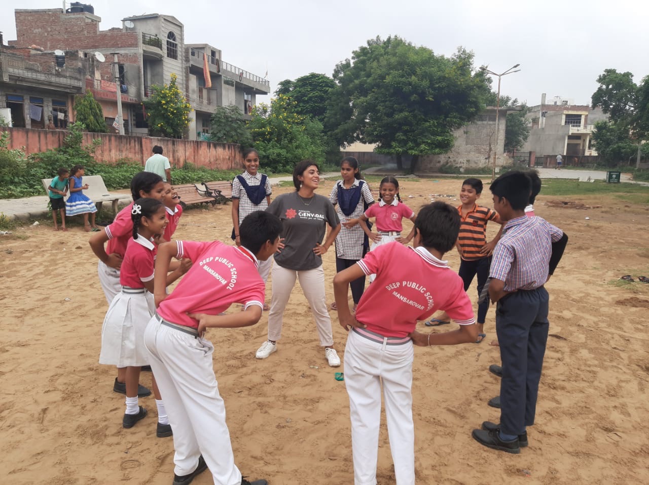 Actividades deportivas con niños durante un voluntariado en Jaipur