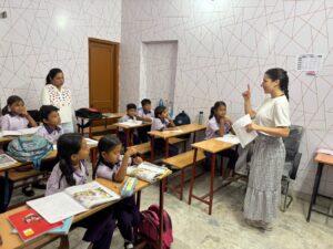 Volunteer teaching children at the CiENViDAS school in Jaipur, India