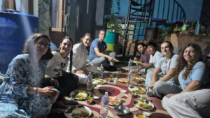 Voluntarios de CiENViDAS comparten una comida en Katmandú, Nepal
