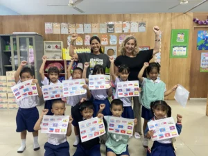 Voluntarias y niños en un proyecto educativo de Chiang Mai, Thailand